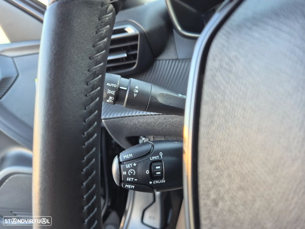 Peugeot 2008 1.2 PureTech Allure Pack - 28