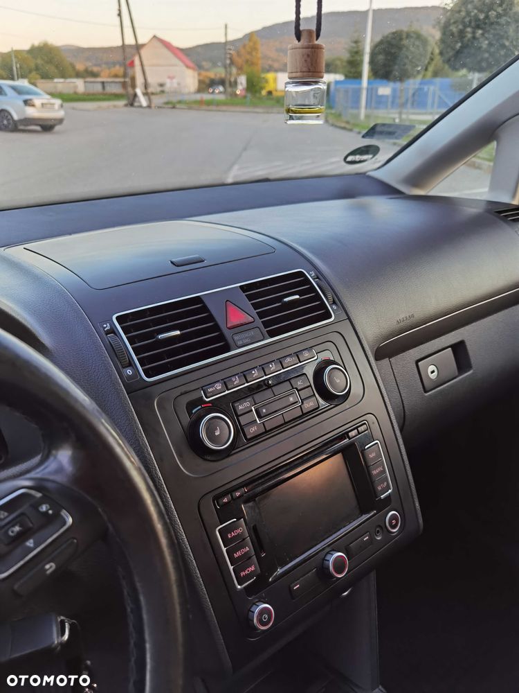 Volkswagen Touran 2011 photo 4
