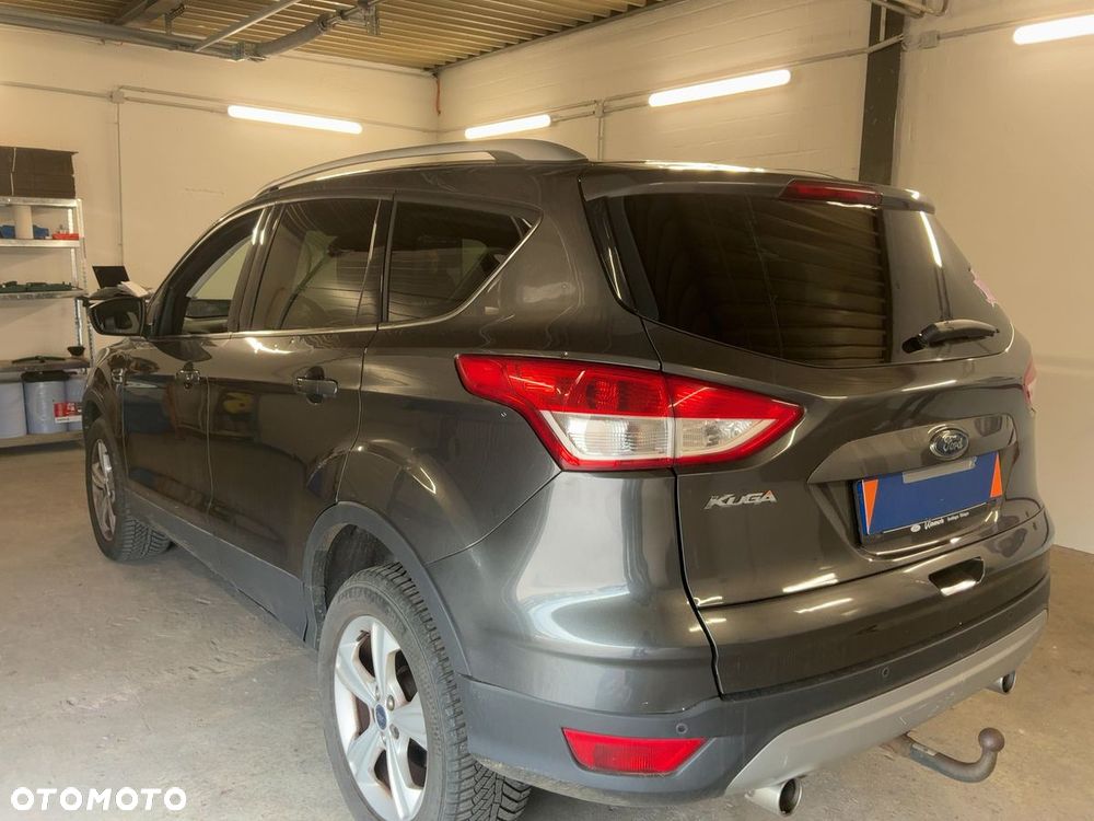 Ford Kuga 2.0 TDCi 2x4 Titanium - 4