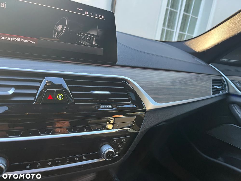 BMW Seria 5 M550i xDrive sport - 17