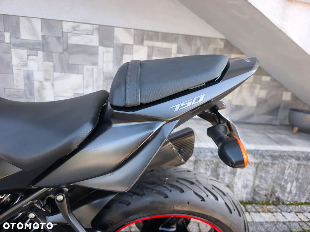 Suzuki GSR - 27