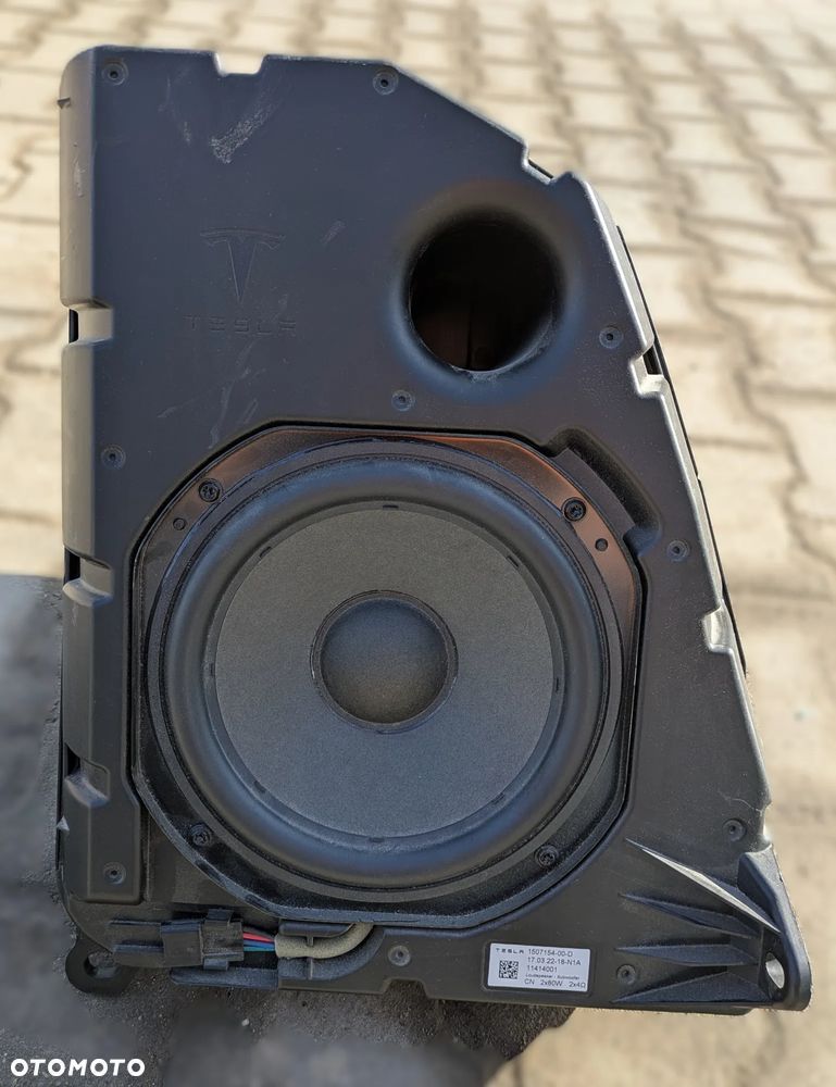 Głośnik subwoofer Tesla Y 2022r. - 1
