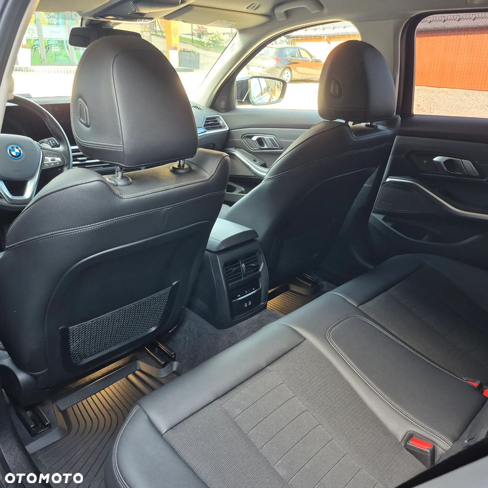 BMW Seria 3 330e xDrive Sport Line - 18