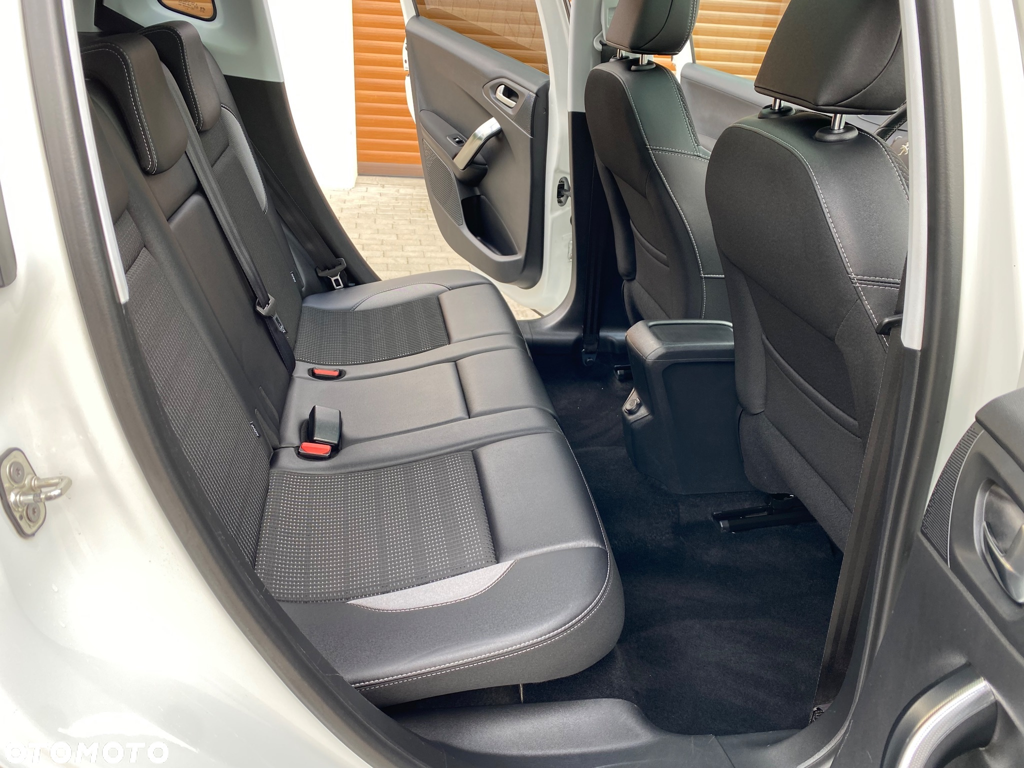 Peugeot 2008 1.2 Pure Tech Allure S&S - 23
