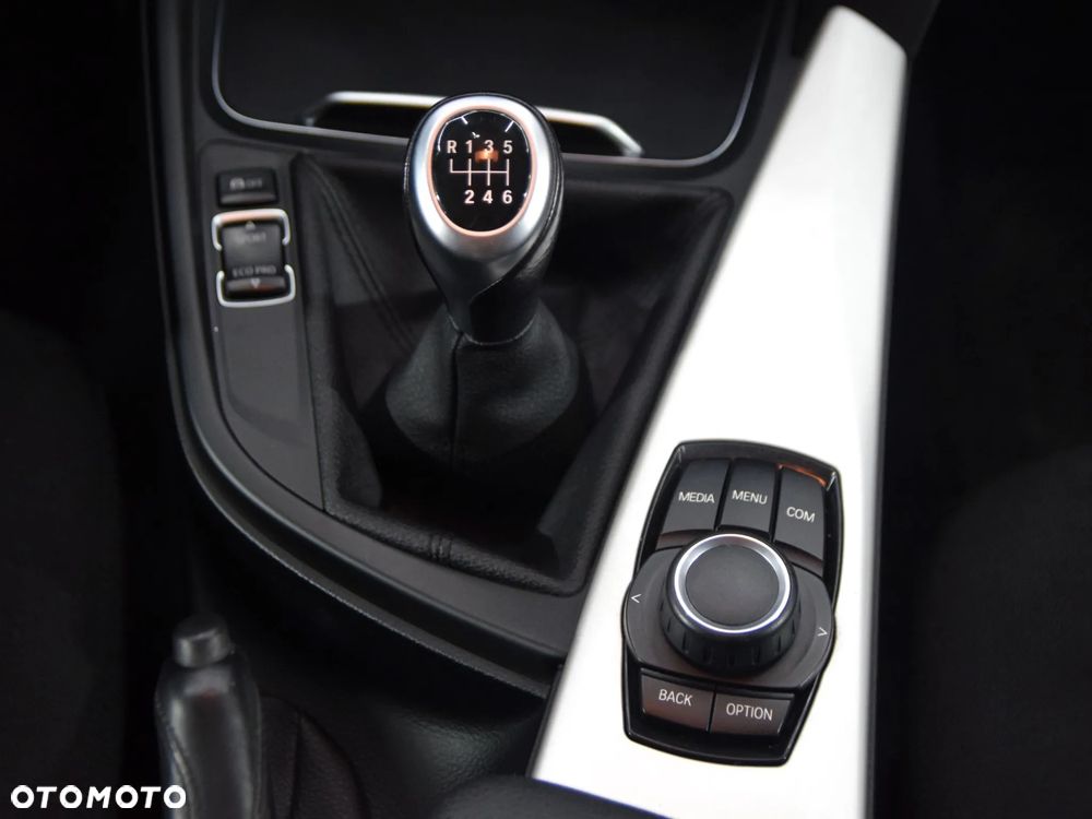 BMW Seria 3 318i - 23