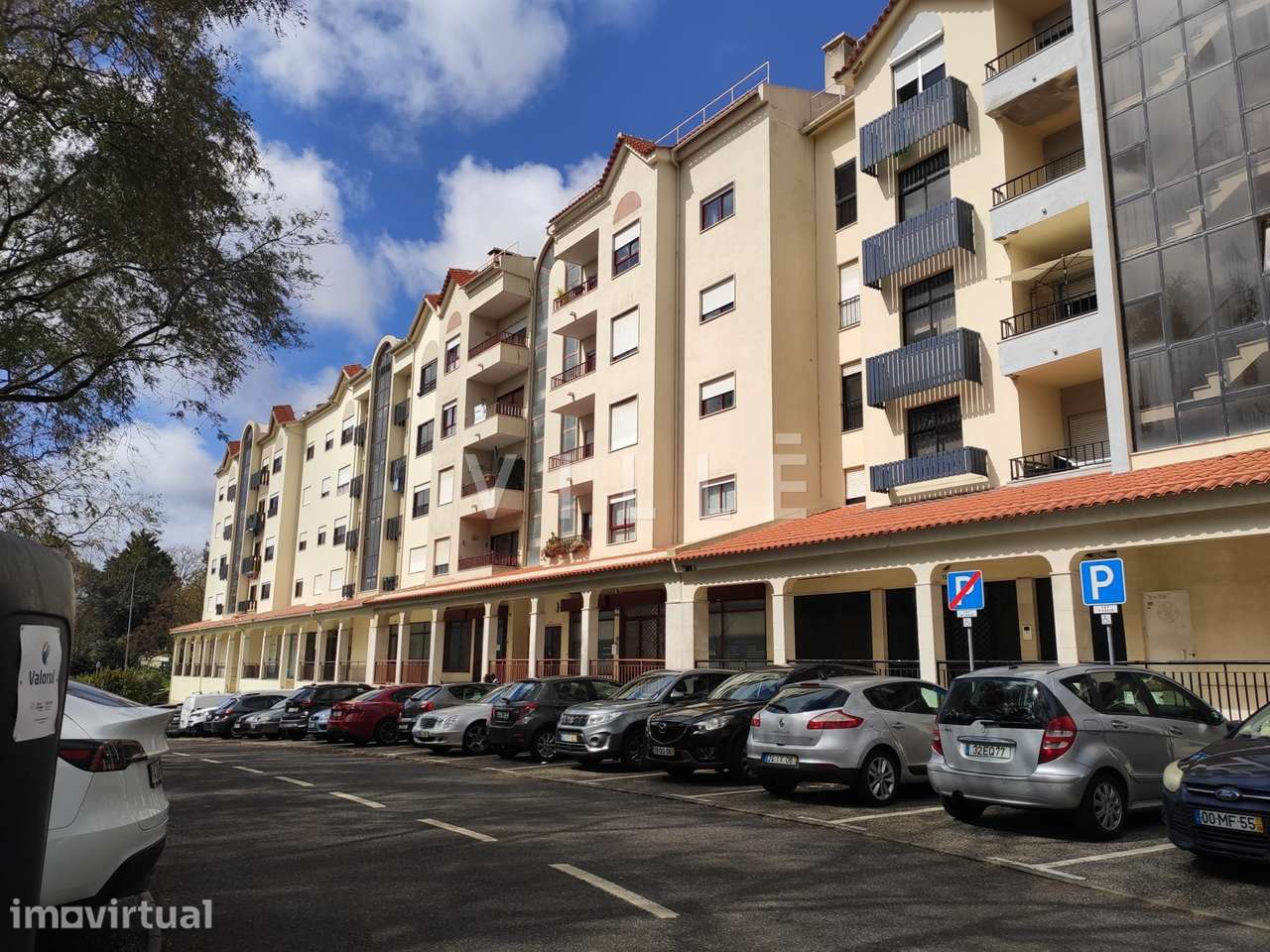 Apartamento T2 com Varanda e Vista Desafogada | Alfragide - Grande imagem: 2/33