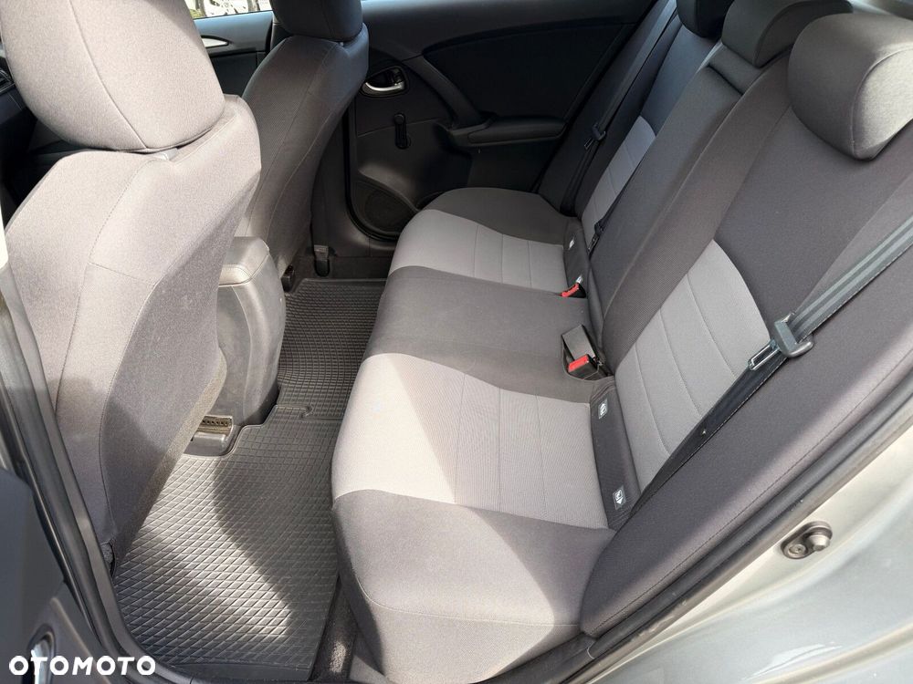 Toyota Avensis 1.6 D-4D Active - 14
