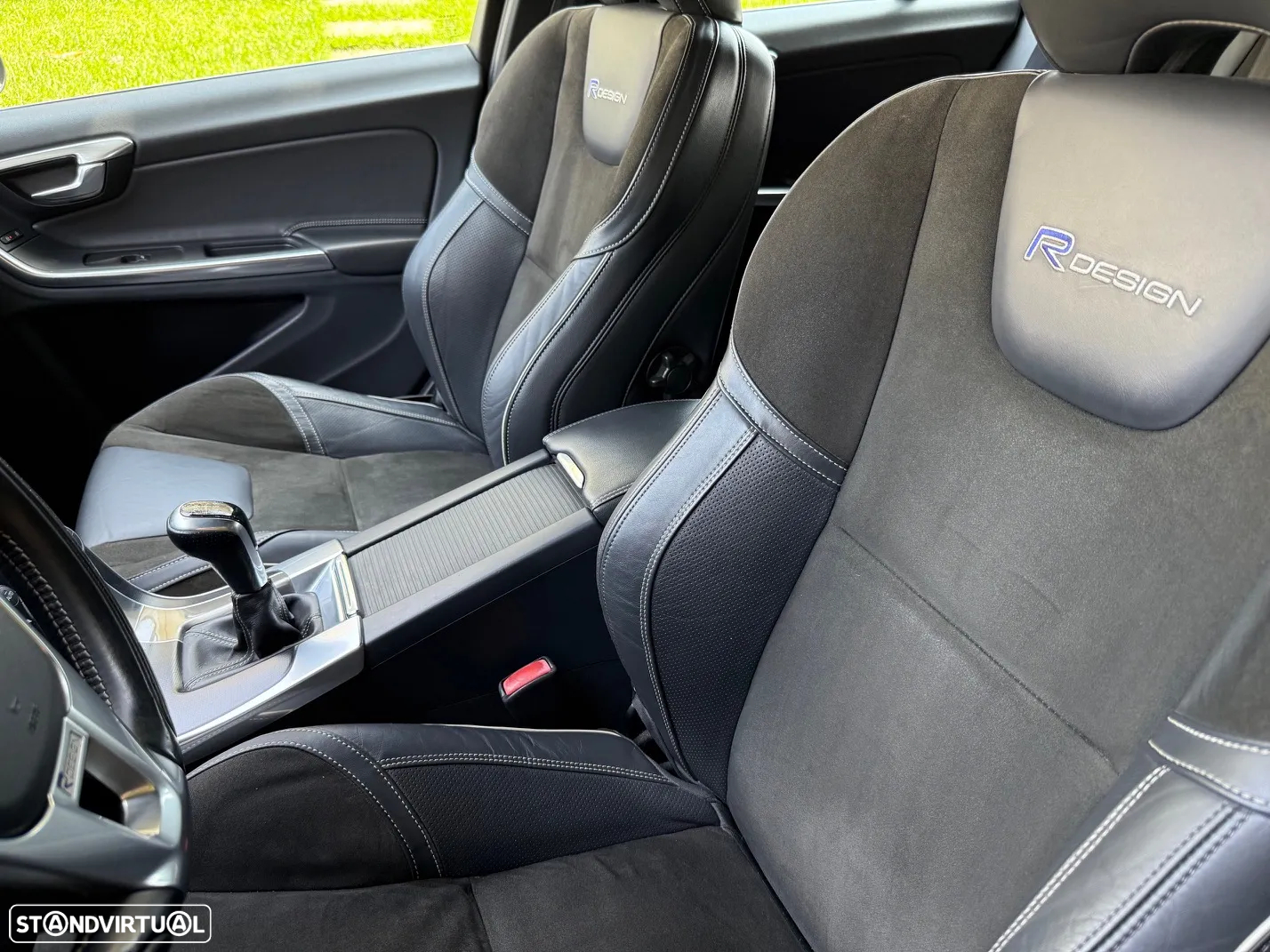 Volvo V60 2.0 D4 R-Design - 35