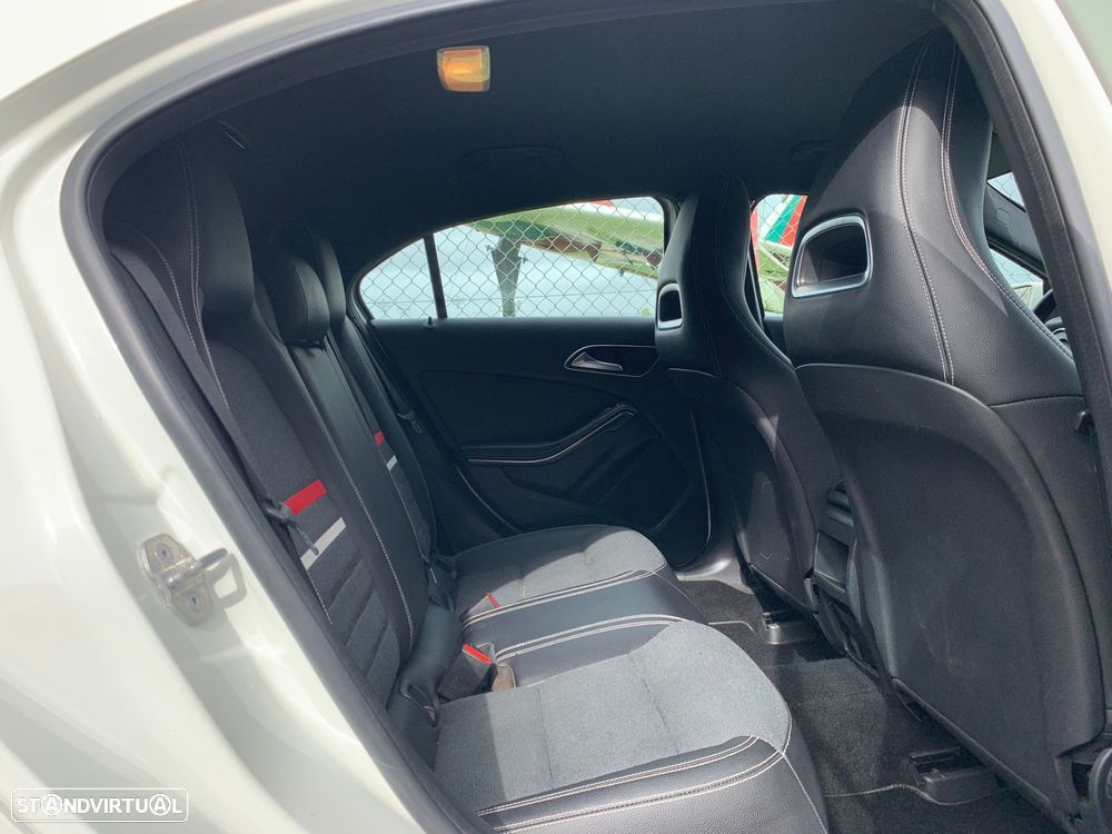 Mercedes-Benz A 180 d AMG Line - 12