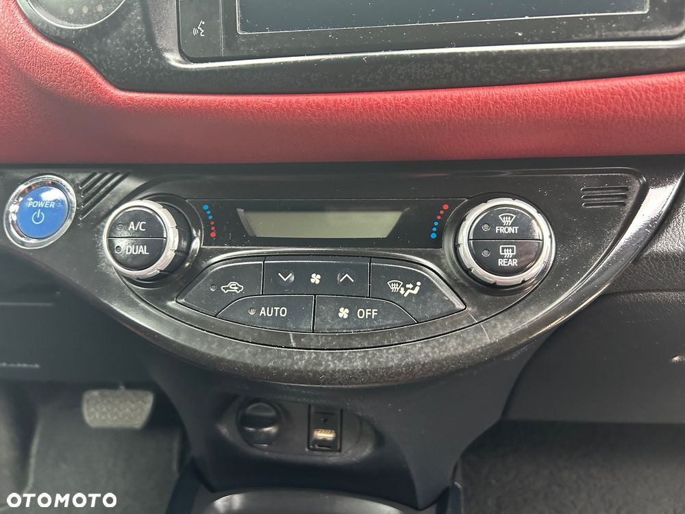 Toyota Yaris Hybrid 100 Selection Platinum - 13