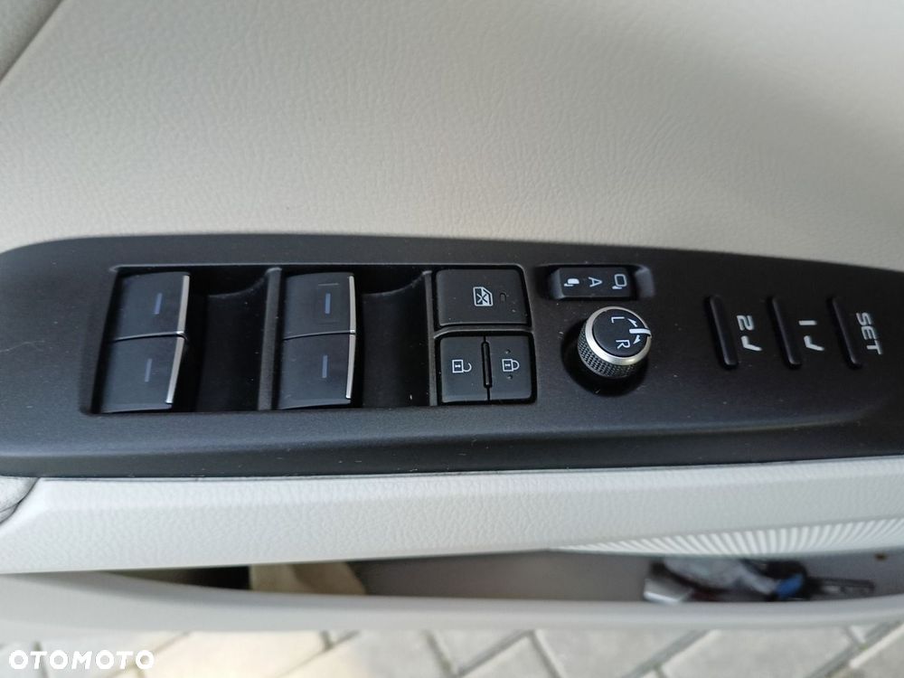 Toyota Camry 2.5 Hybrid Executive CVT - 21