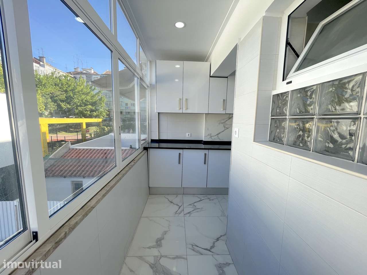 Apartamento T2, totalmente remodelado, com varanda, na Damaia de Cima. - Grande imagem: 2/32