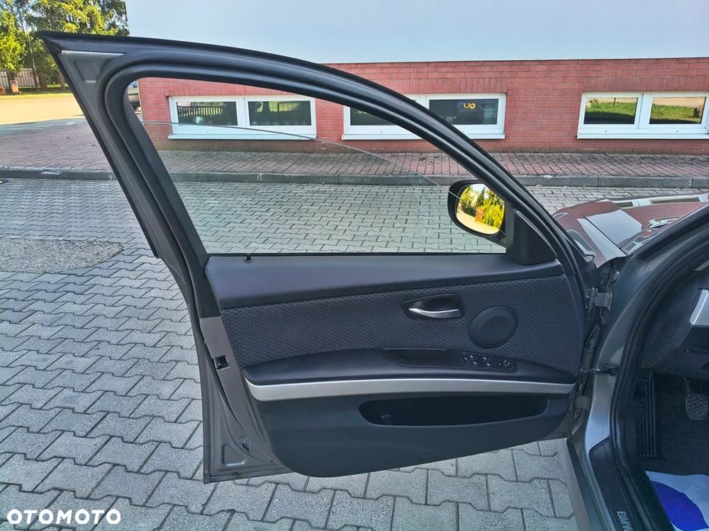 BMW Seria 3 320d DPF Edition Sport - 27