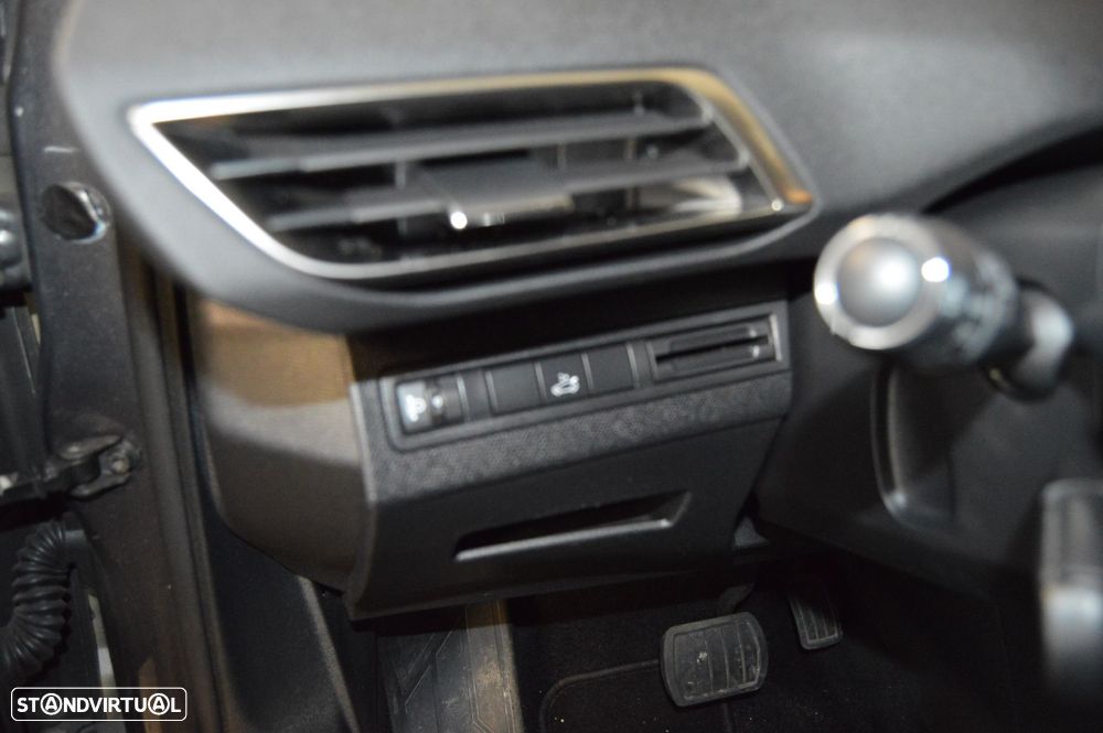 Peugeot 5008 1.2 PureTech Allure EAT6 - 34