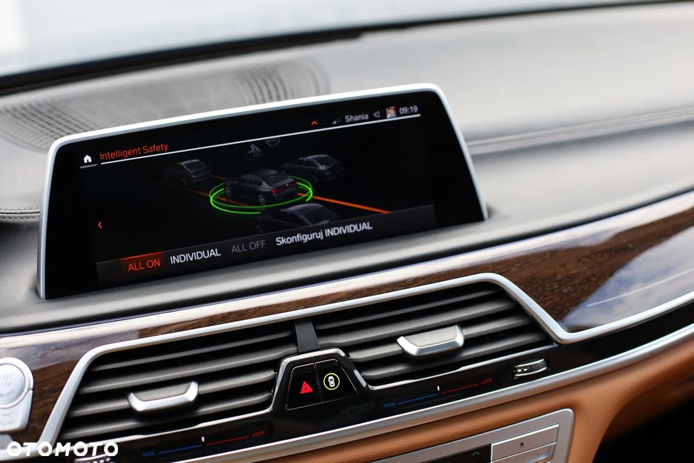 BMW Seria 7 750i xDrive sport - 12