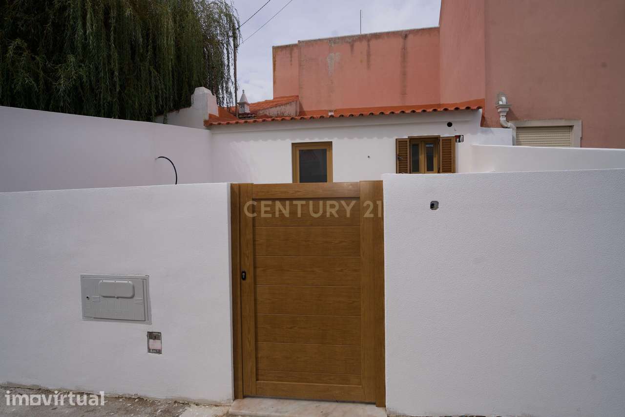 Moradia totalmente remodelada em Santa Cruz- Póvoa de Penafirme – A 5 - Grande imagem: 2/25