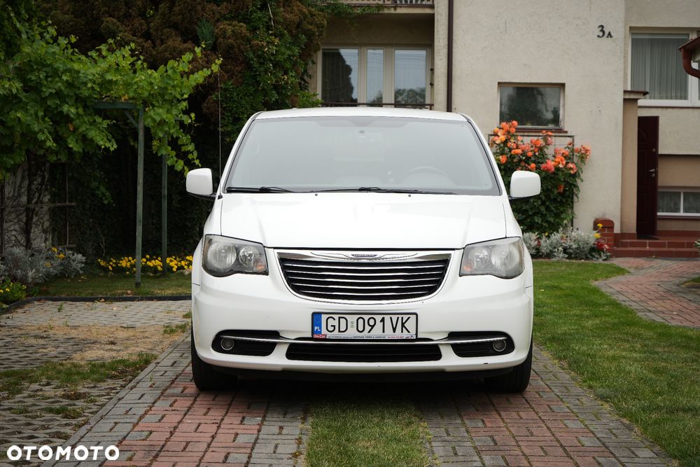 Chrysler Town & Country - 16