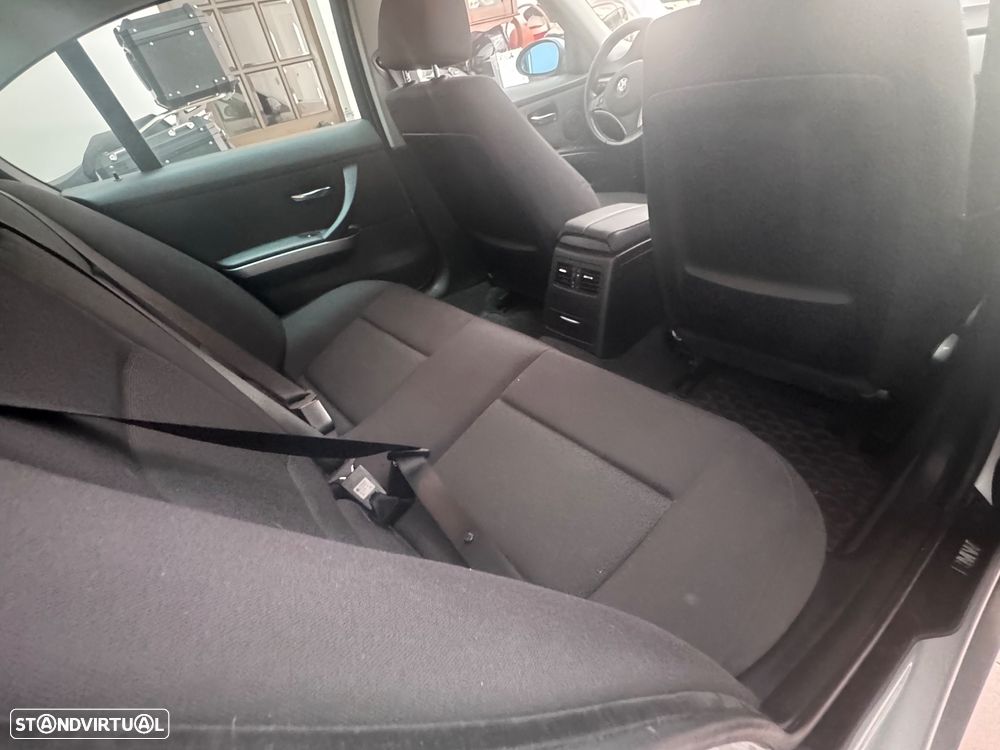 BMW 320 d Dynamic - 12