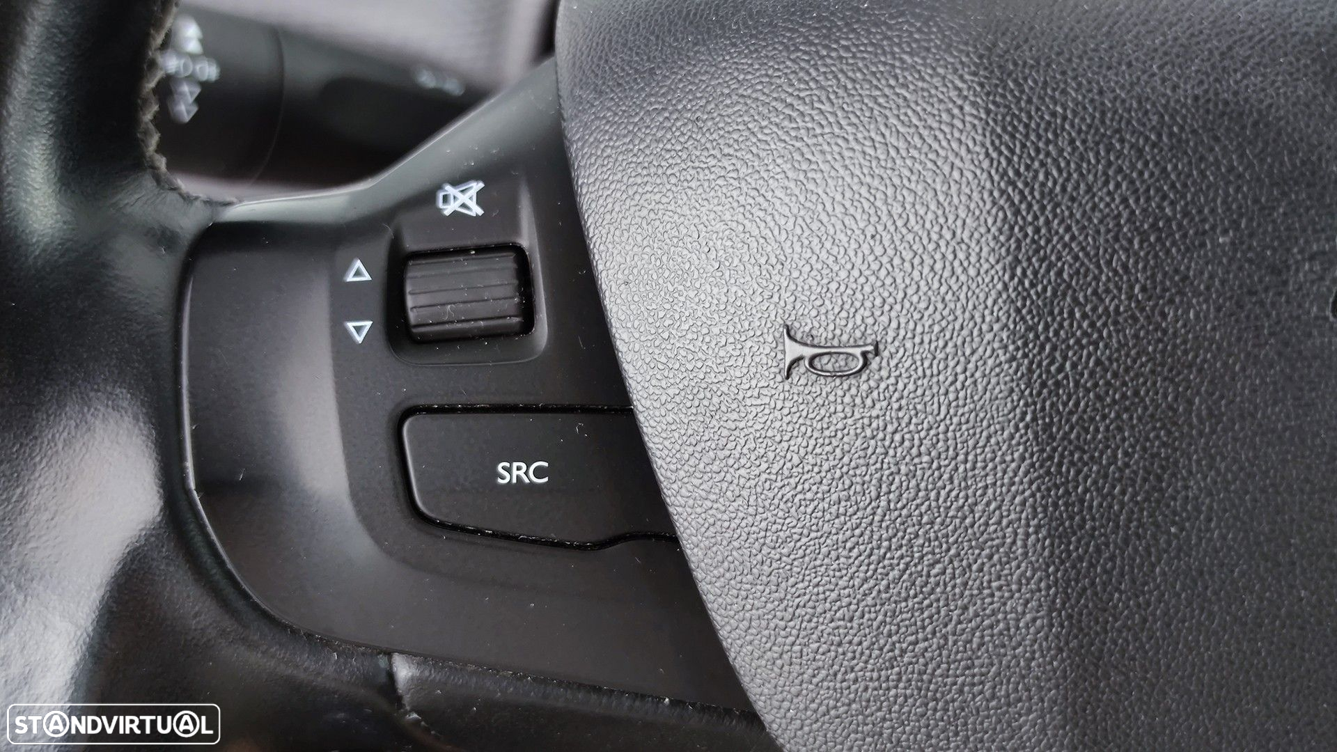 Peugeot 2008 1.2 PureTech Allure EAT6 - 27