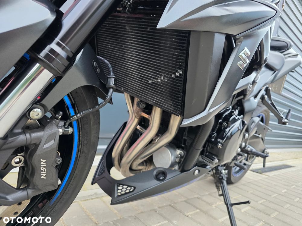 Suzuki GSX - 16