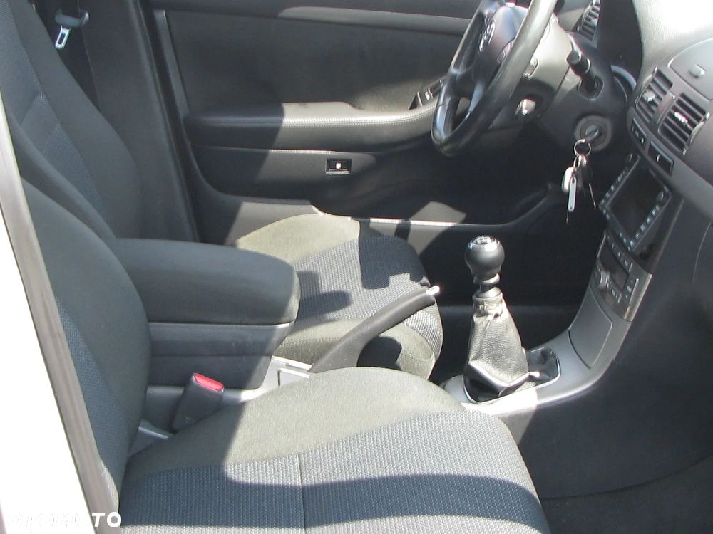 Toyota Avensis 2.0 D-4D Sol - 11