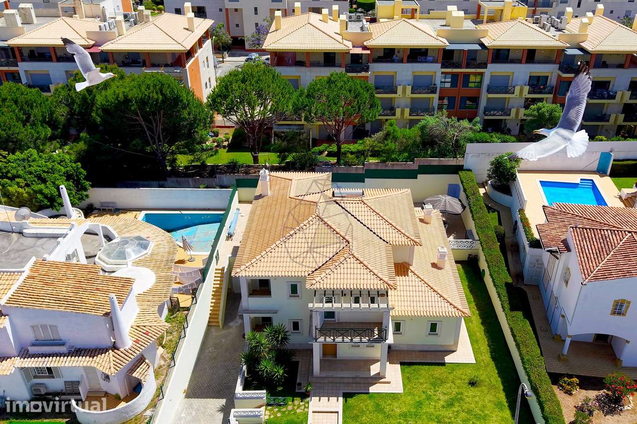 Moradia T5 com Piscina Privada, Jardim e 5 Suites em Montechoro, Albuf - Grande imagem: 4/60