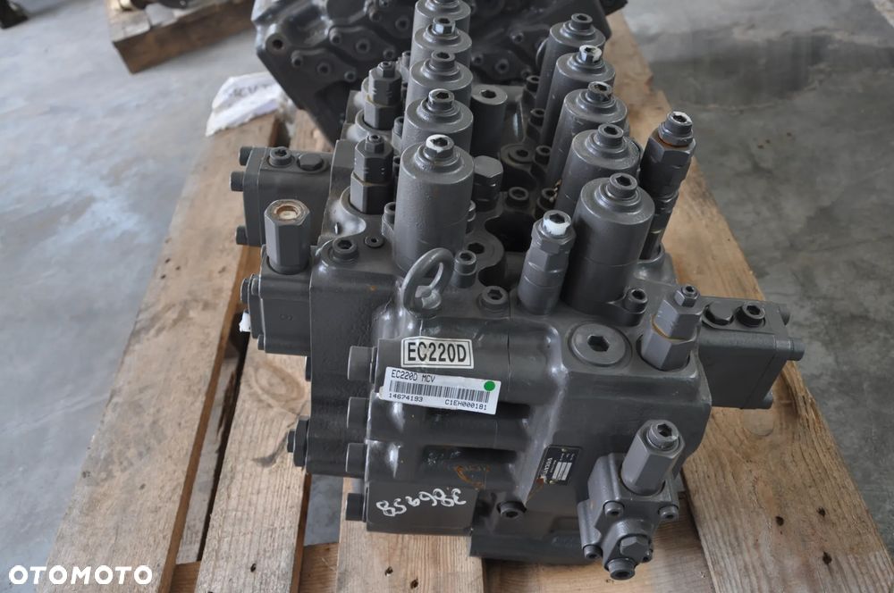 Rozdzielacz hydrauliczny Volvo EC220 14674193 - 3