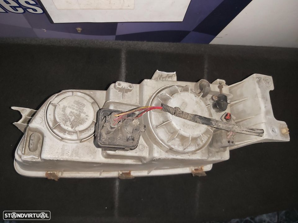 Farol Direito Hiunday H1 99  apoios partidos - 2