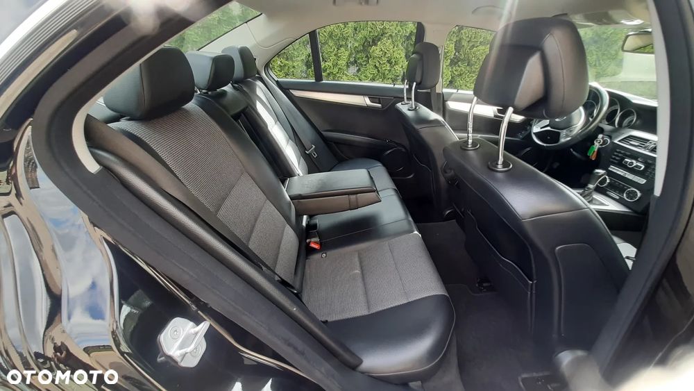 Mercedes-Benz Klasa C 180 CGI BlueEFFICIENCY Avantgarde - 33