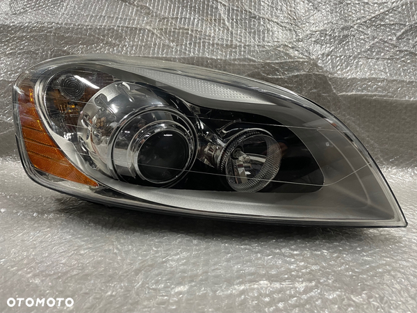 LAMPA PRZÓD PRAWA XENON VOLVO XC60 I 30763136