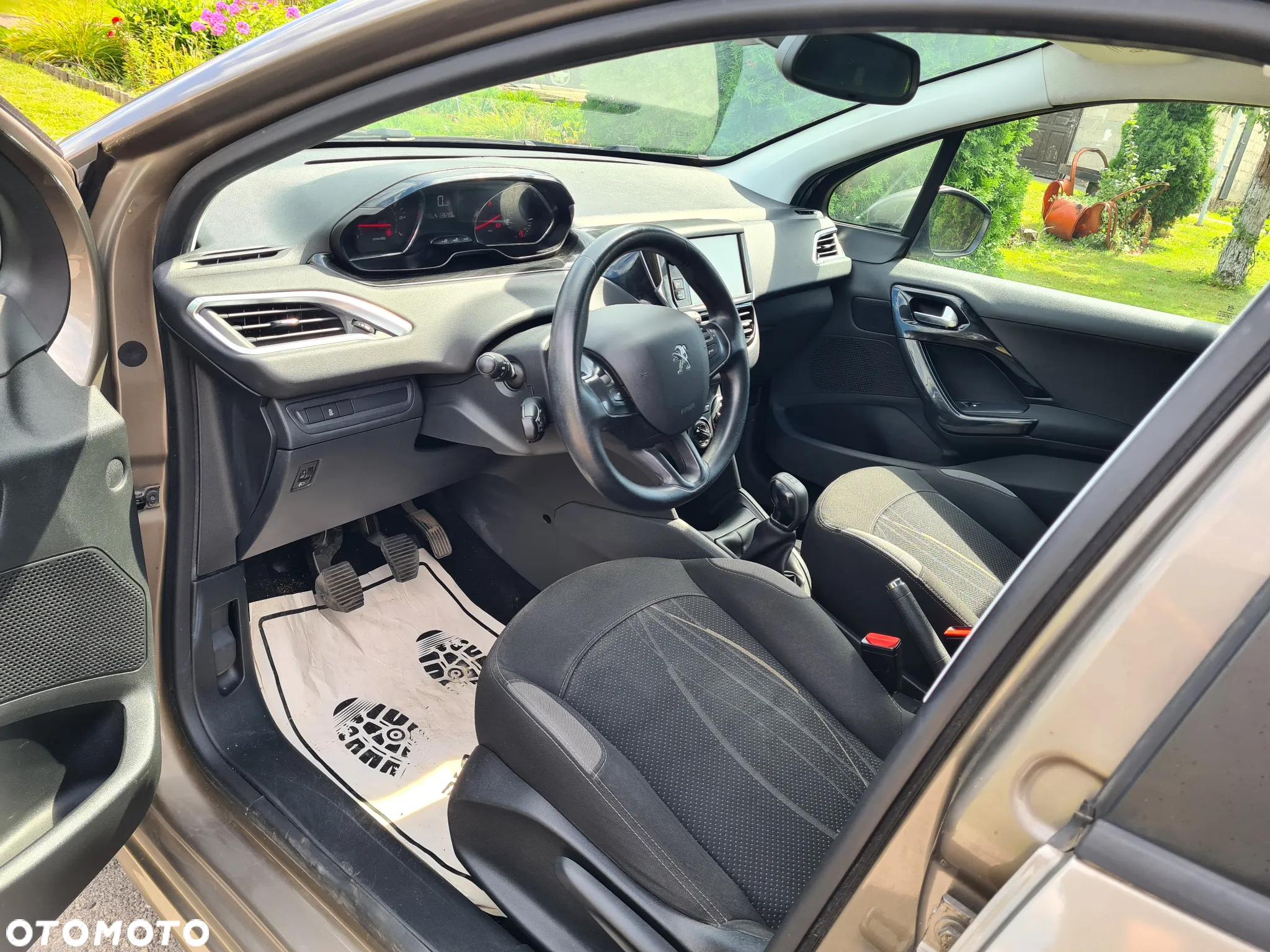 Peugeot 208 - 8