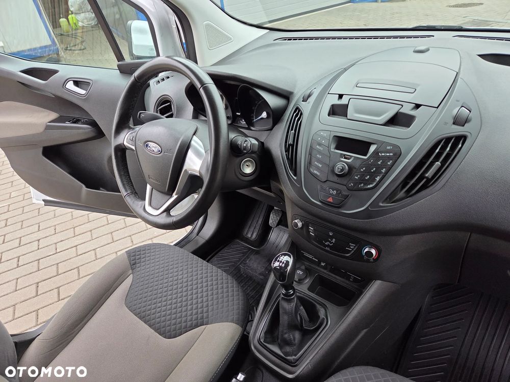 Ford Transit Courier - 26
