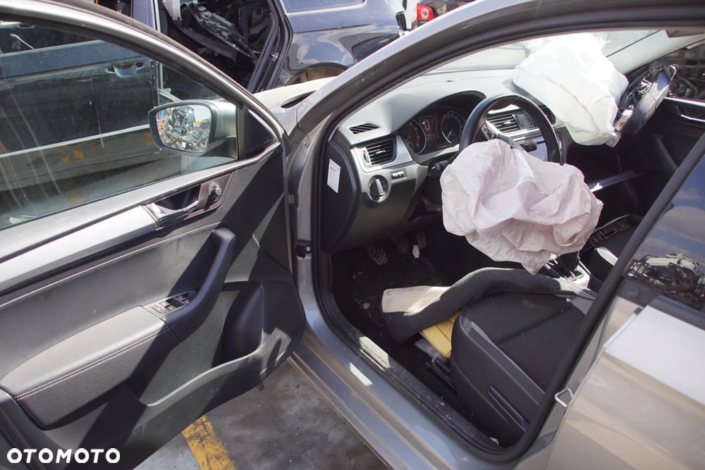 Auto na części - Skoda Rapid Lift 1.0 TSI 110 KM DKRC SEP LF8H 2019R Silnik Skrzynia Drzwi Maska Błotnik Klapa Zderzak Lusterko Klamka Szyba Lampa Deska Kokpit Sterownik Moduł Czujnik Licznik Wyświetlacz Panel Kierownica - 9
