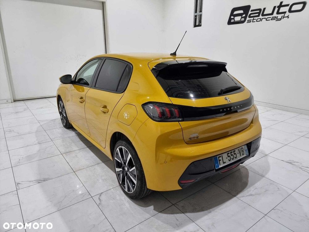 Peugeot 208 - 8