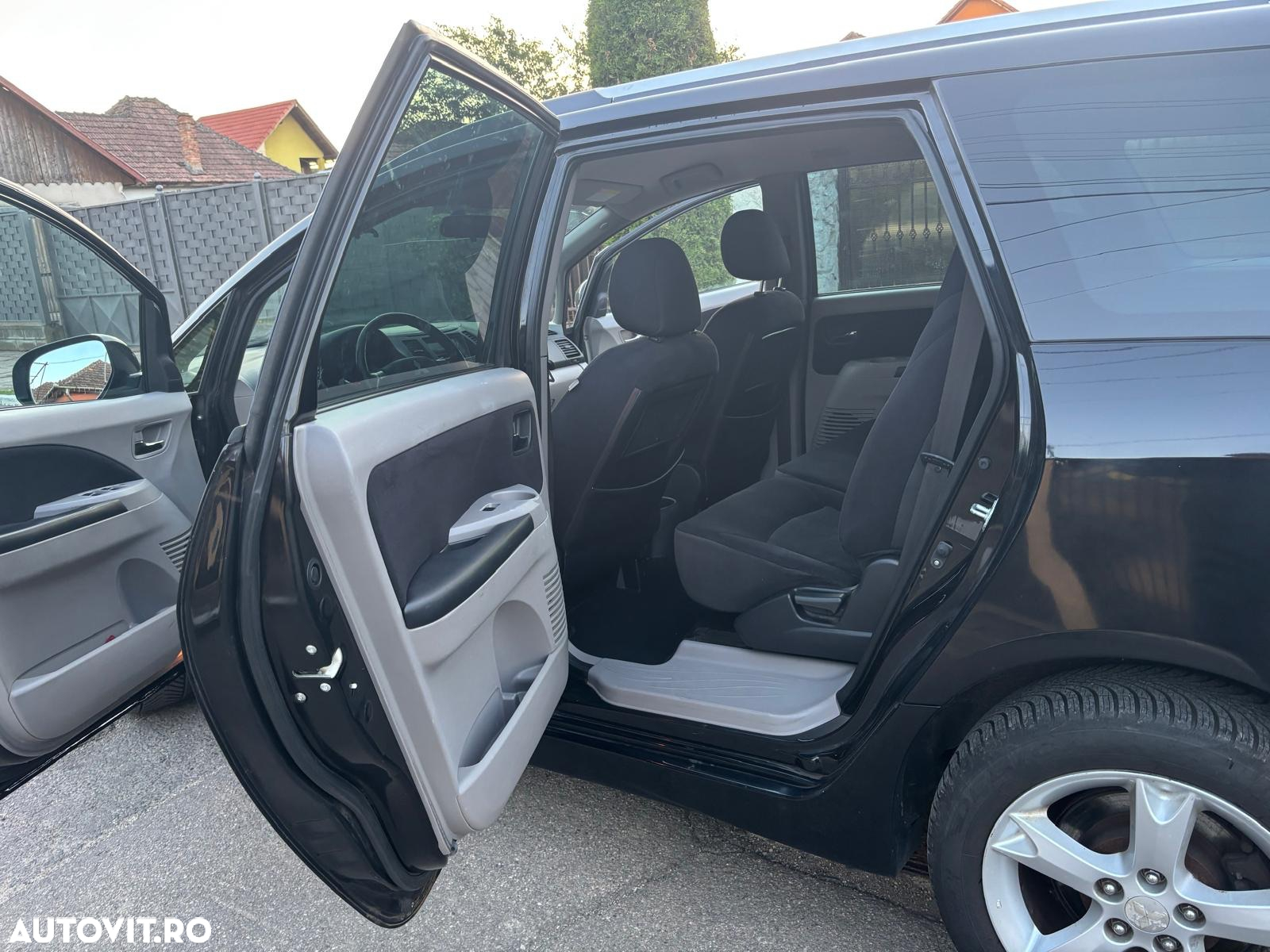Mitsubishi Grandis 2.0 DI-D 7-Sitzer Intense - 7