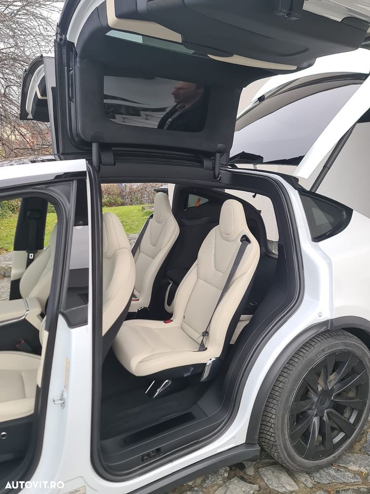 Tesla Model X - 12