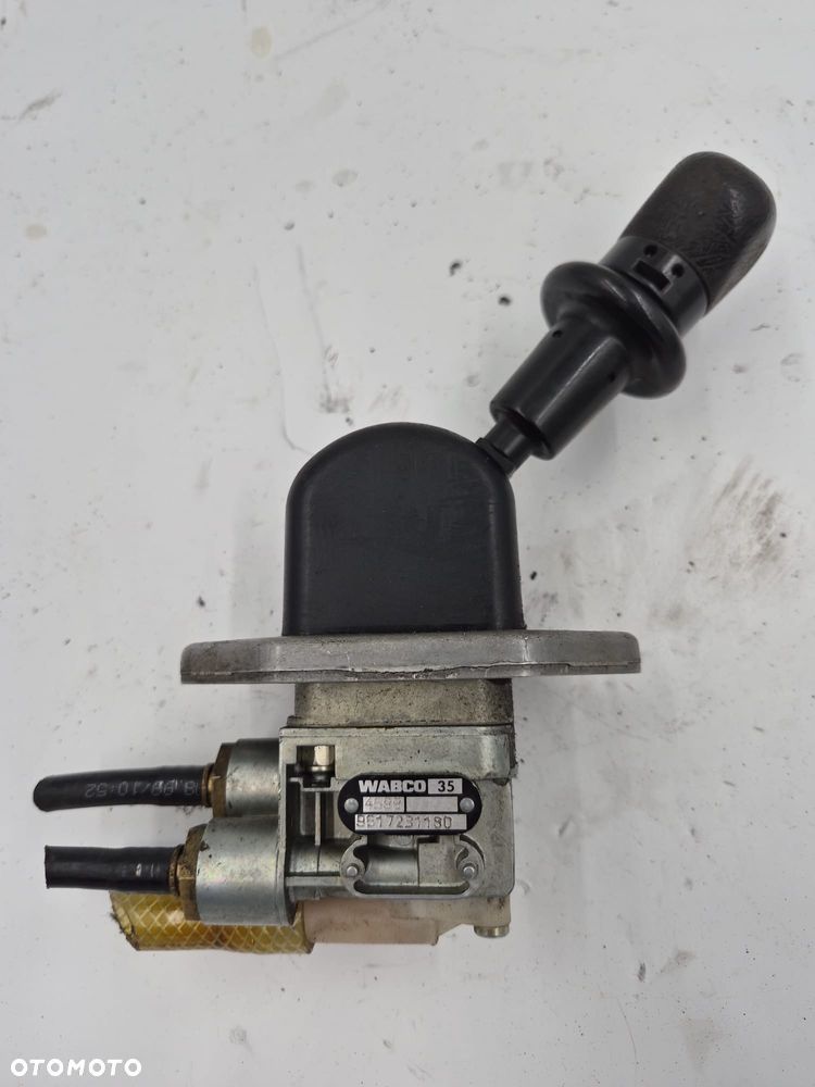 ZAWÓR HAMULCA RĘCZNEGO MAN TGX - 4