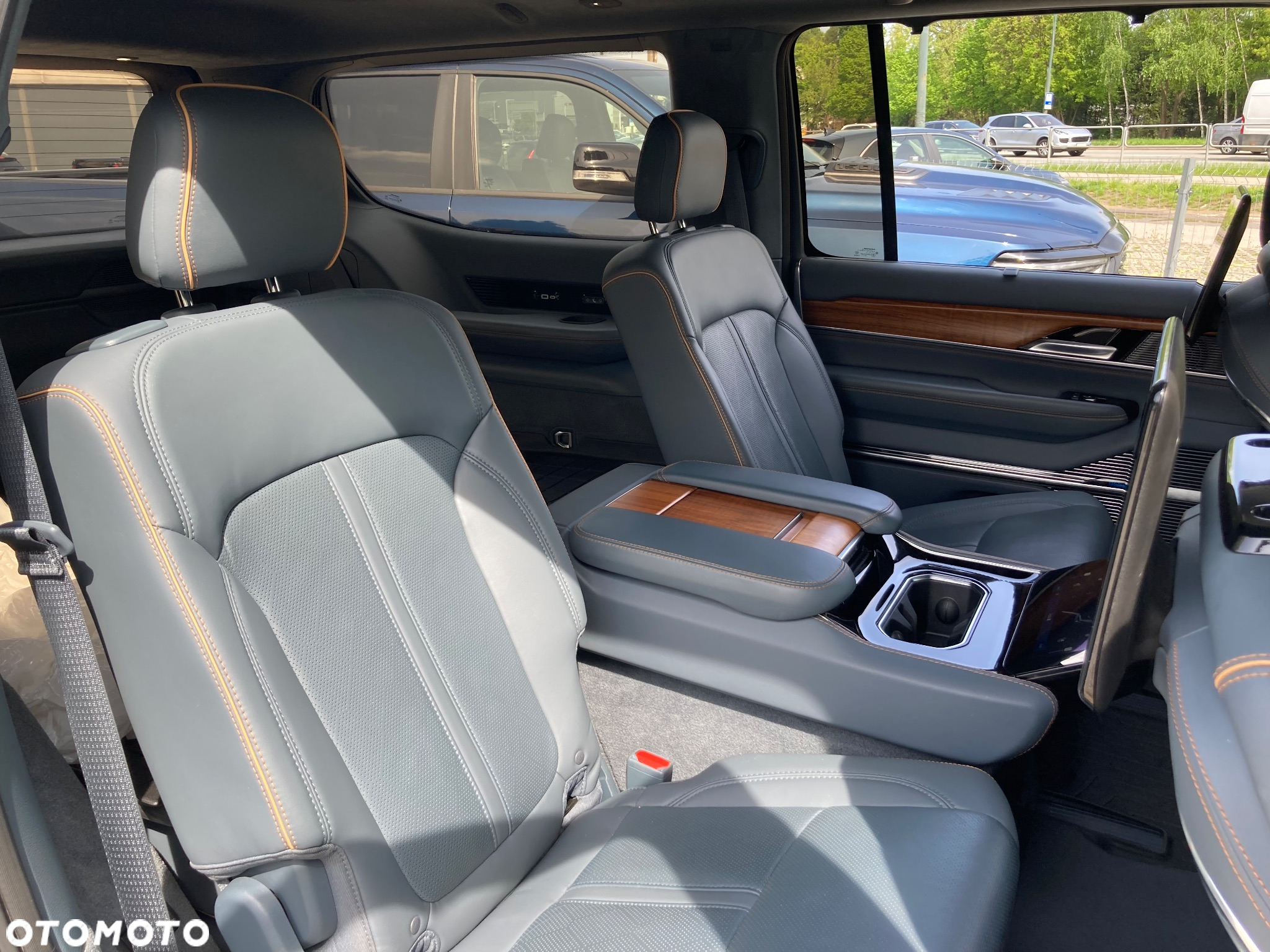 Jeep Wagoneer - 31