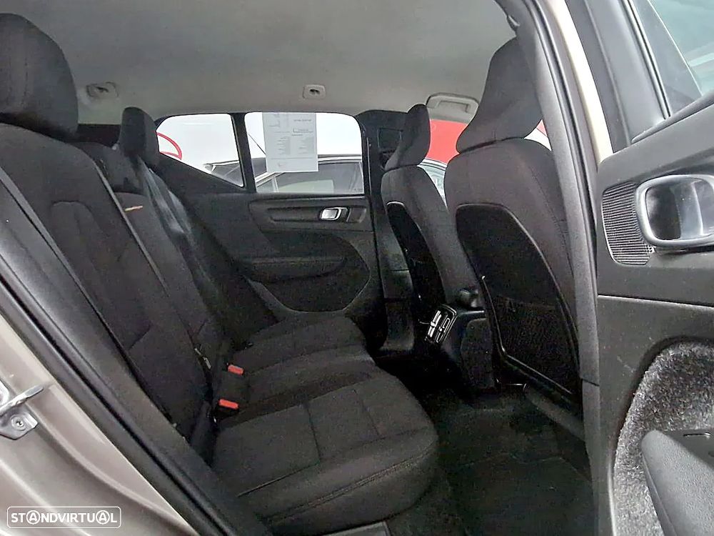 Volvo XC 40 1.5 T2 Momentum Plus Geartronic - 23