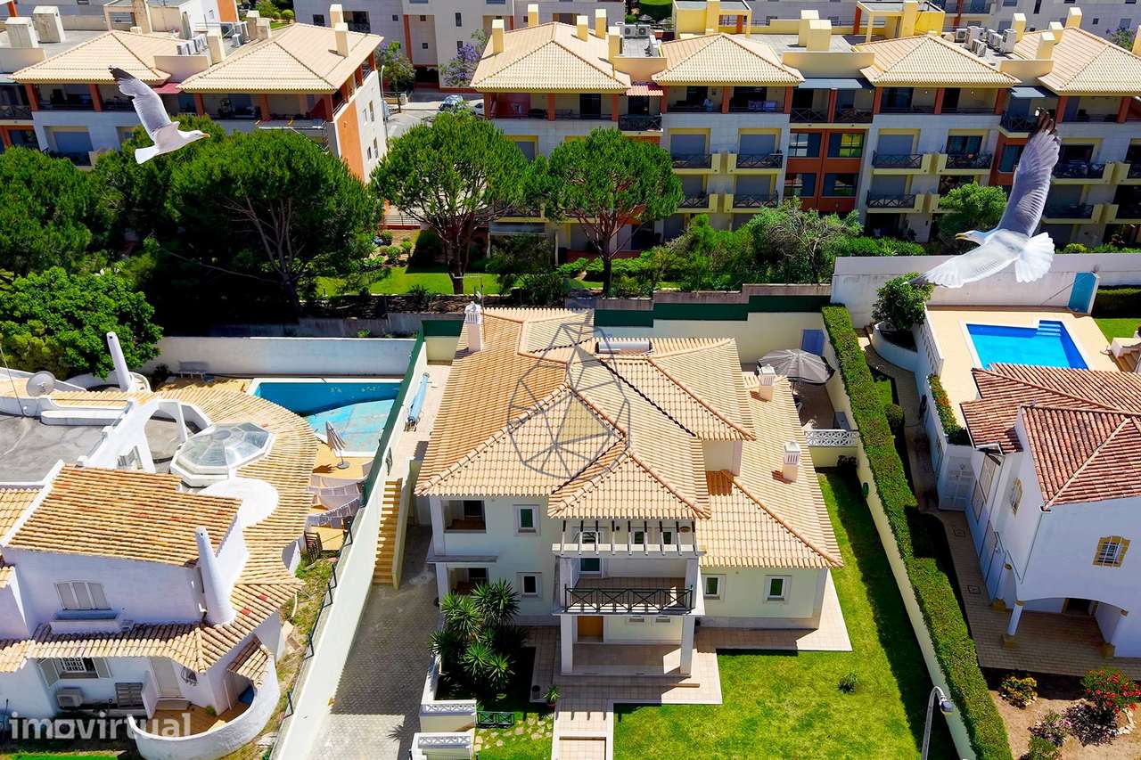 Moradia T5 com Piscina Privada, Jardim e 5 Suites em Montechoro, Albuf - Grande imagem: 2/60
