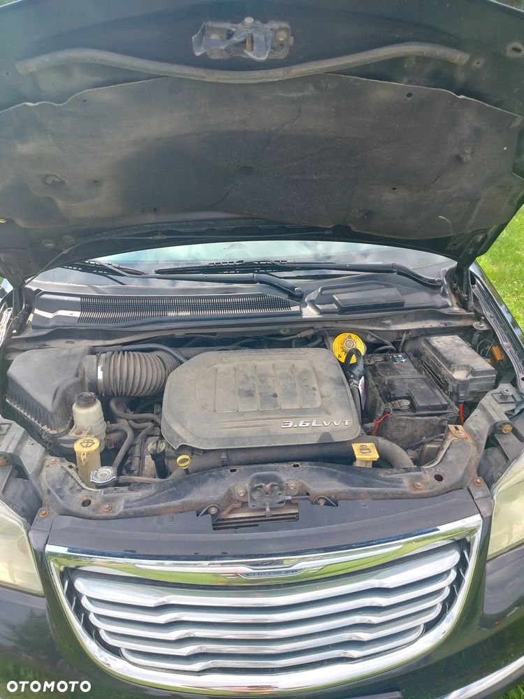 Chrysler Town & Country - 19