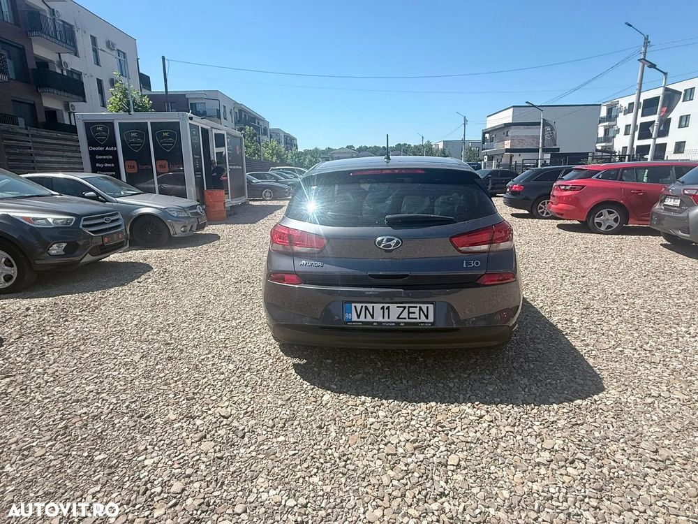 Hyundai i30 1.4 100CP 5DR M/T Classic - 16