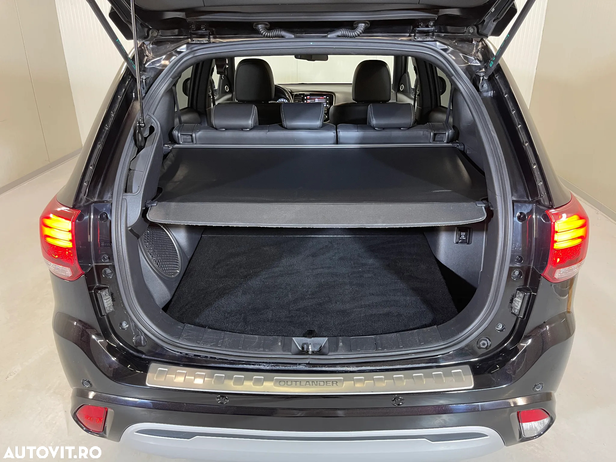 Mitsubishi Outlander 2.4 4WD Plug-In Hybrid Top - 13