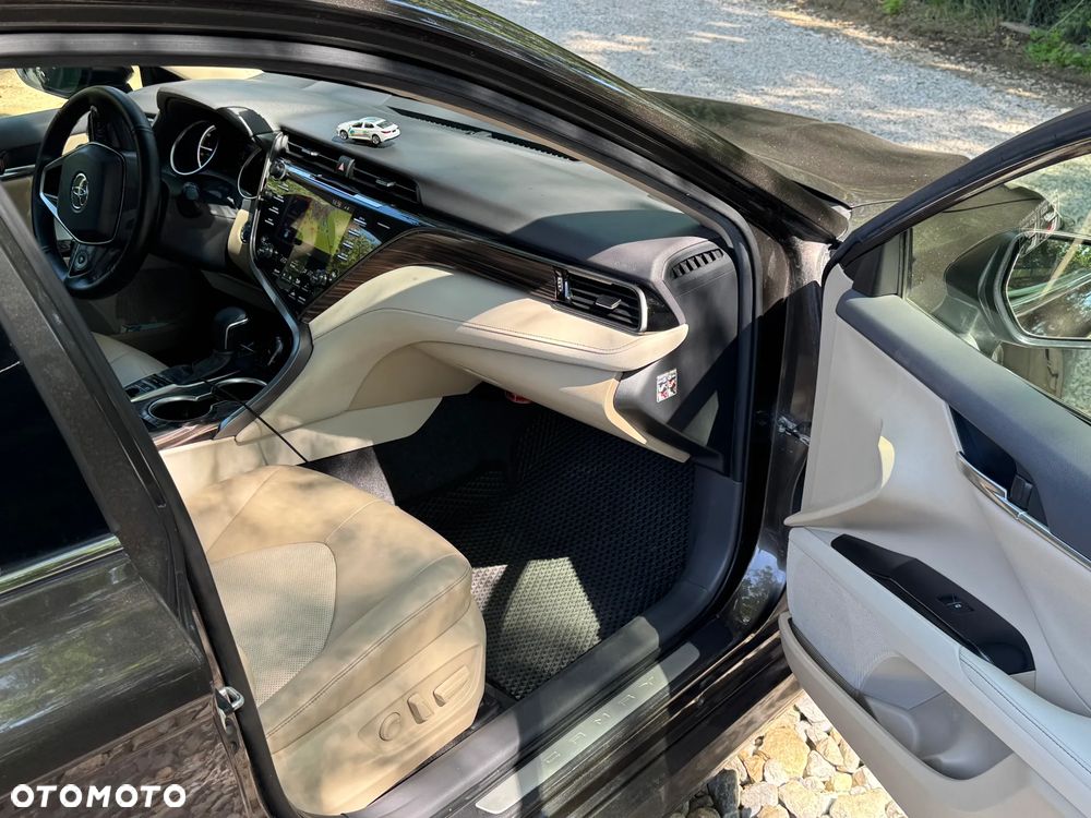 Toyota Camry 2.5 Hybrid Executive CVT - 26