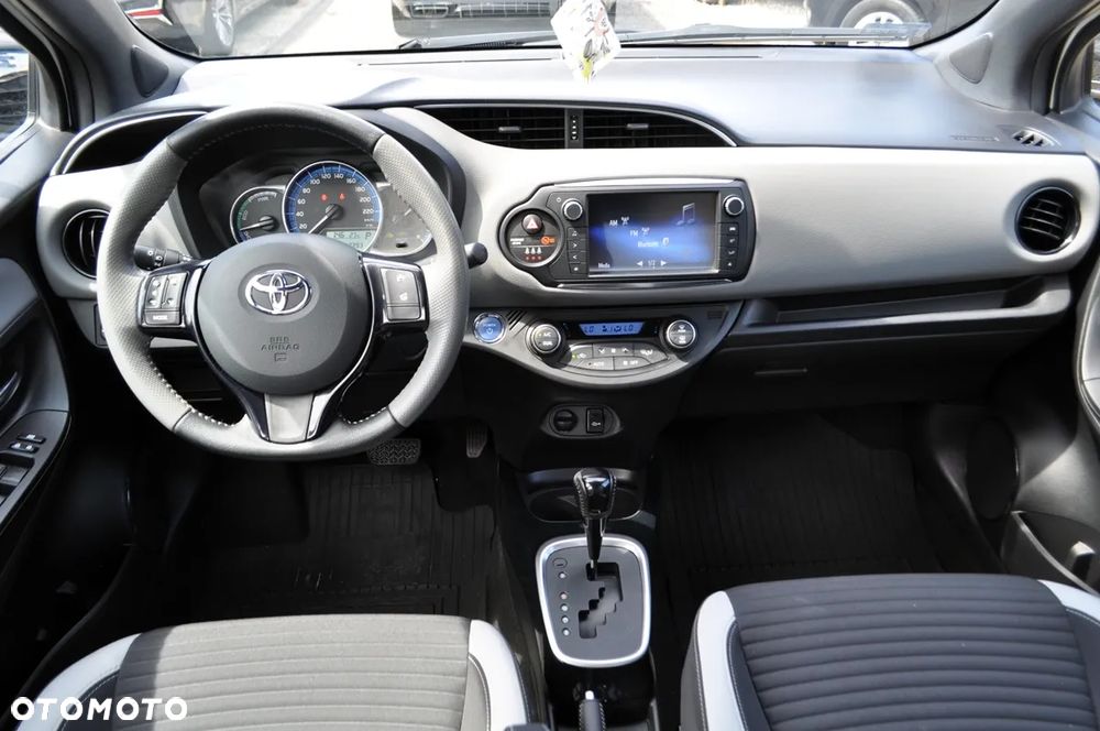 Toyota Yaris Hybrid 100 Selection Platinum - 24