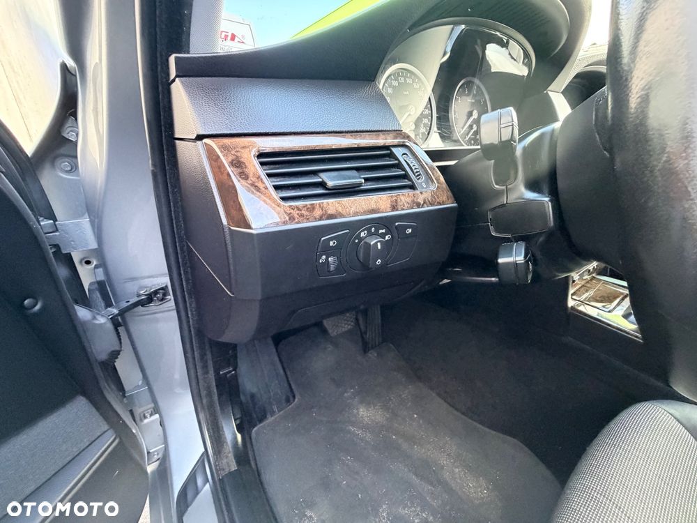 BMW Seria 5 523i - 14