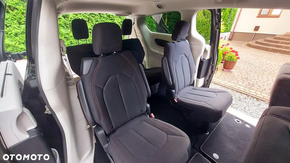 Chrysler Pacifica - 17