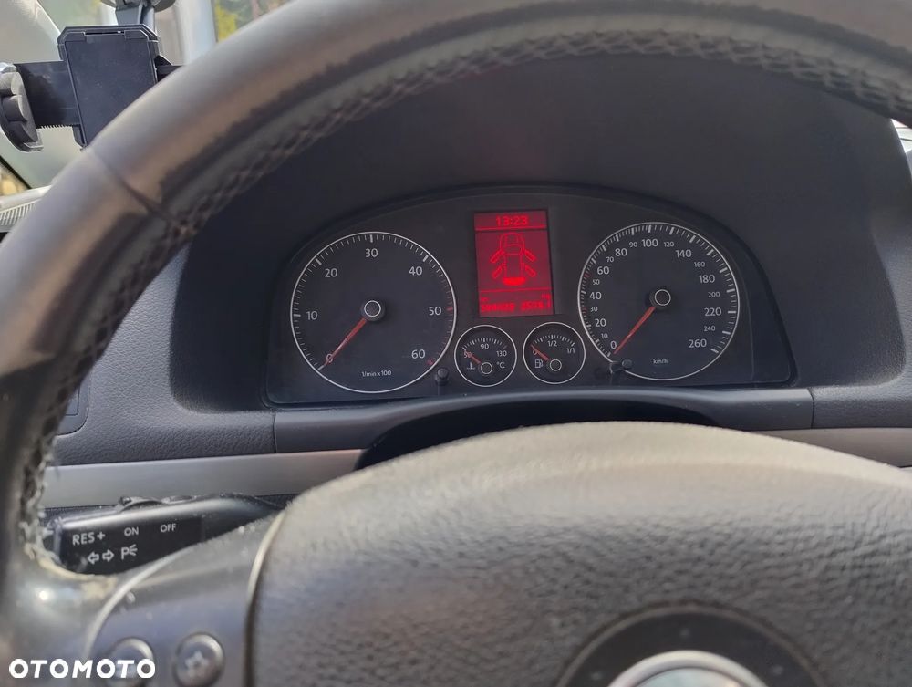 Volkswagen Touran 2.0 TDI Highline - 11