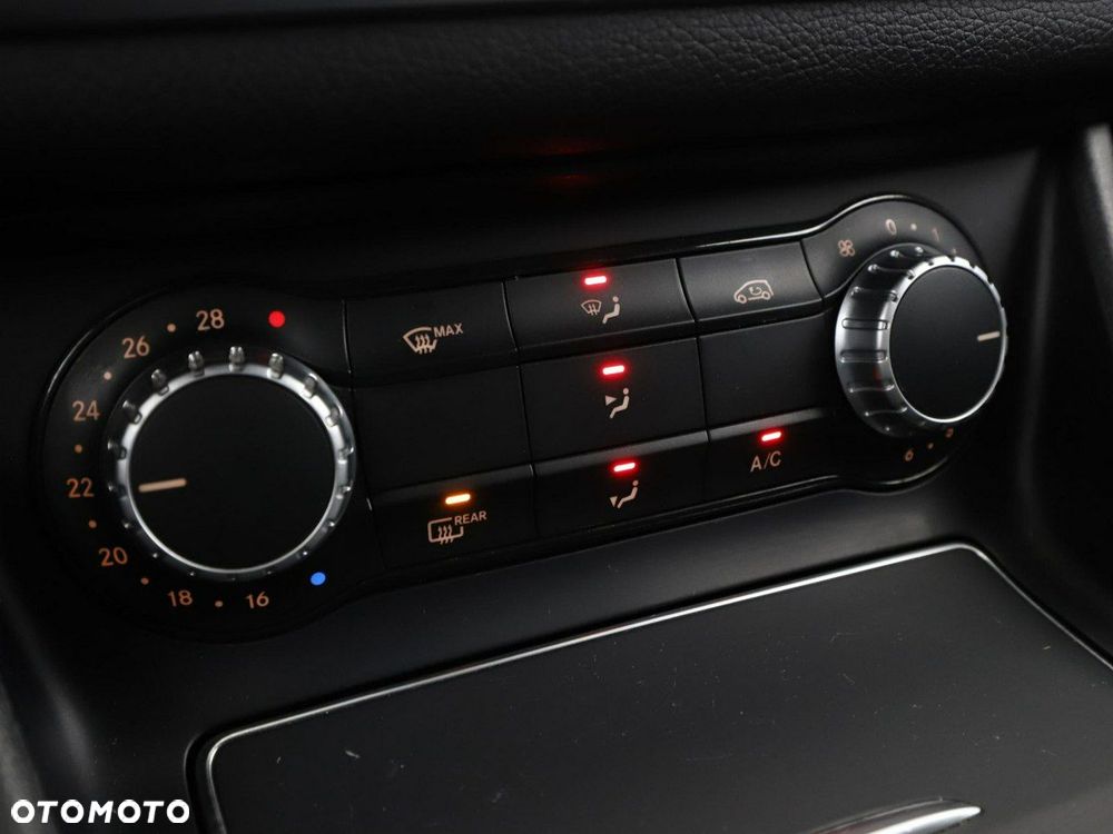 Mercedes-Benz CLA 180 7G-DCT Urban - 28