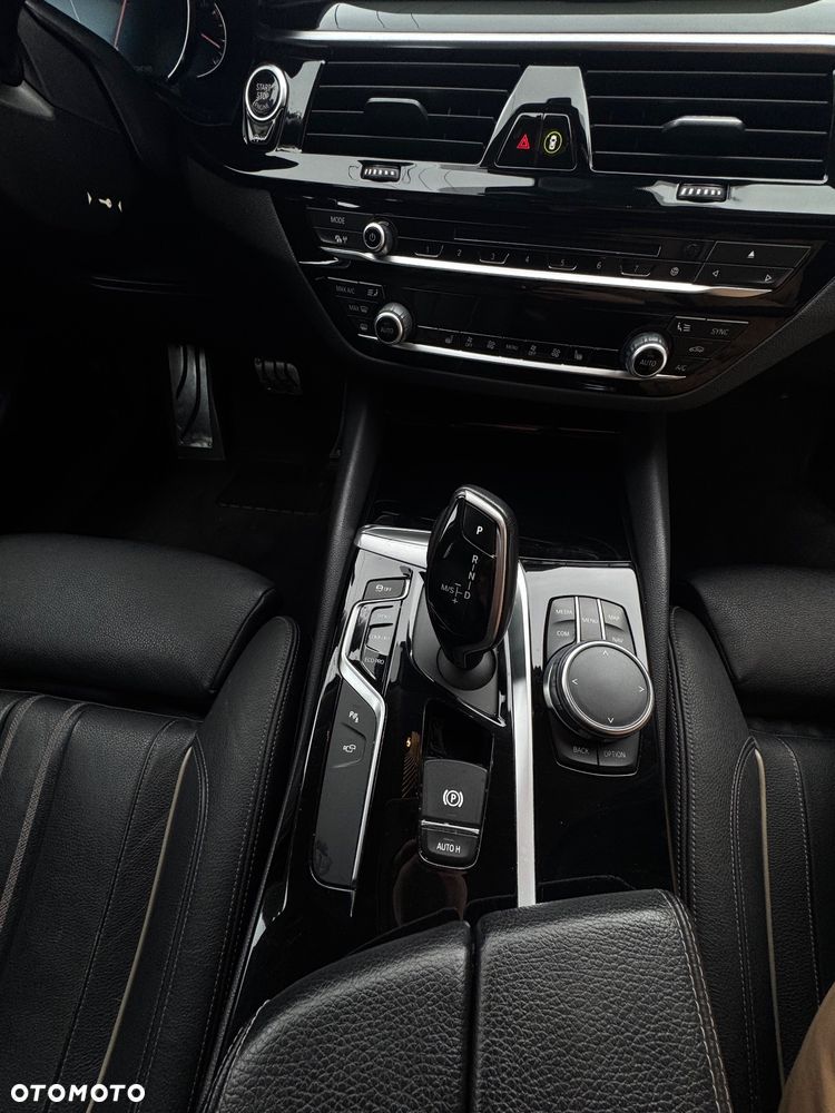 BMW Seria 5 520d Sport Line - 9
